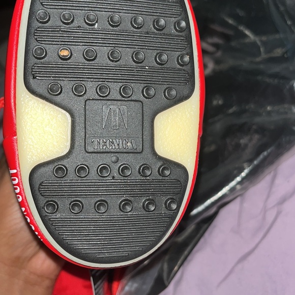 Selling my baby moon boots ordered them she can’t fit them BRAND NEW - Picture 4 of 5